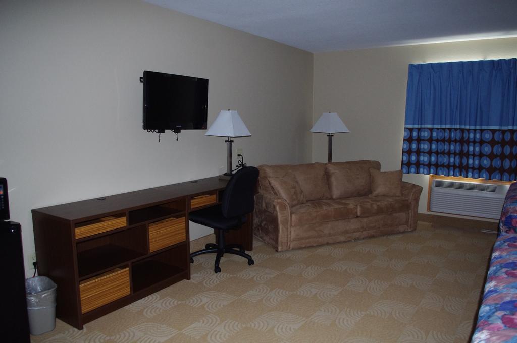 Super 8 By Wyndham Beloit Hotel Room photo